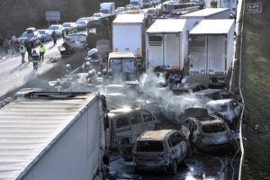 Macaristan’da feci kaza: 40’tan fazla araç birbirine girdi