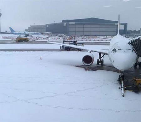 İngiltere’de uçuşlar kar engeline takıldı