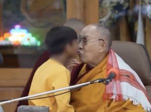 Küçük bir çocuğu öpen Dalai Lama özür diledi