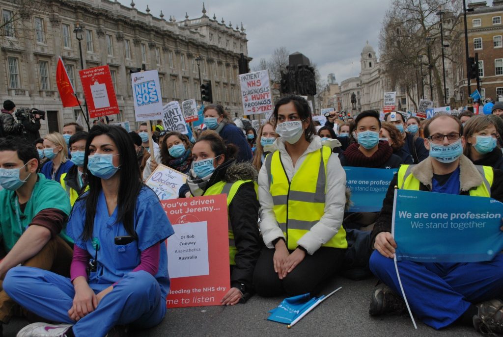 İngiltere Sağlık Bakanı, hemşirelerin grev kararını yargıya taşıyacak
