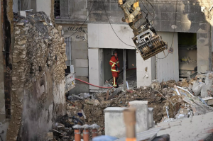 Fransa’da çöken binada ölü sayısı gittikçe artıyor