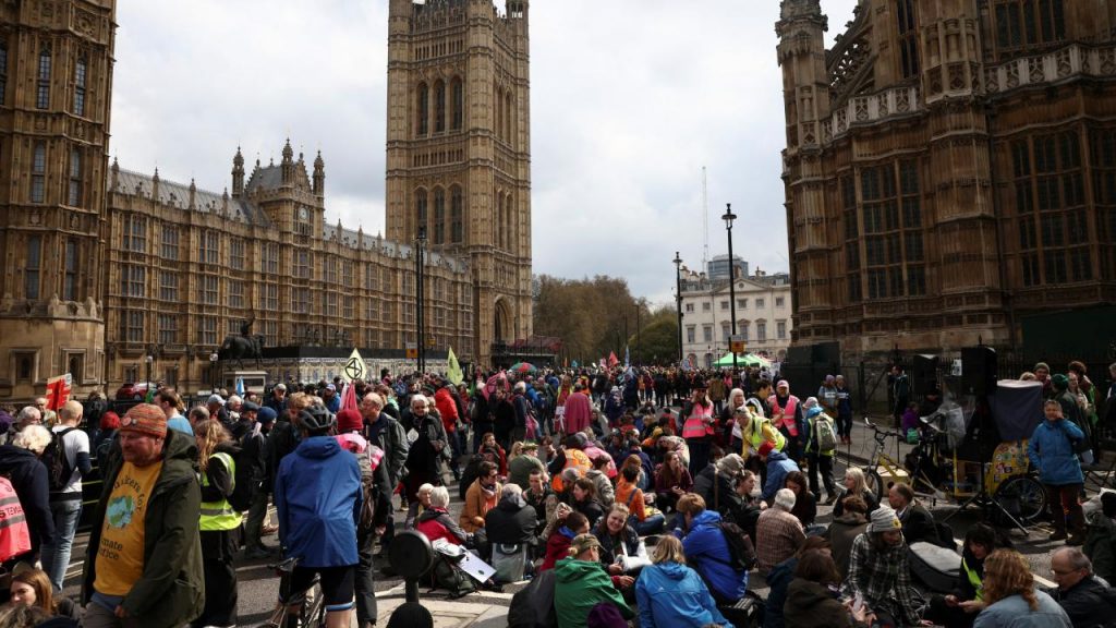 Londra’da binlerce kişi iklim değişikliğine dikkat için sokaklarda