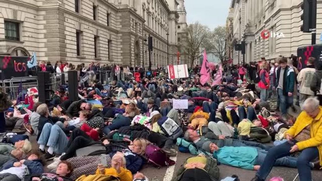 Binlerce kişi Londra’da iklim değişikliğine dikkat çekmek için yürüdü