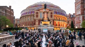Londra’nın ünlü Royal Albert Konser Salonu’nda toplu iftar programı düzenlendi