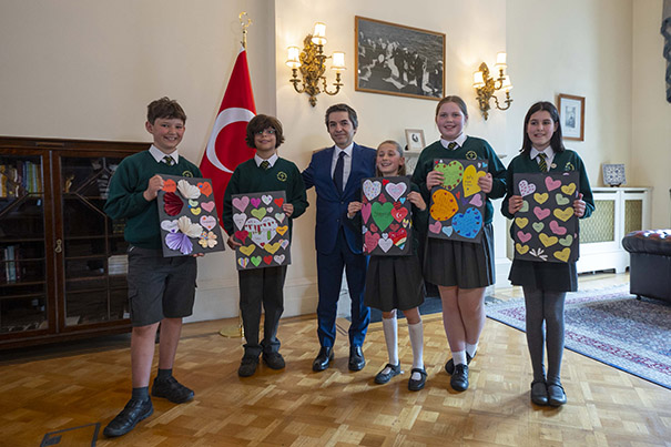 Londra’daki İlköğretim okulu öğrencileri Türkiye’ye dayanışma gösterdi