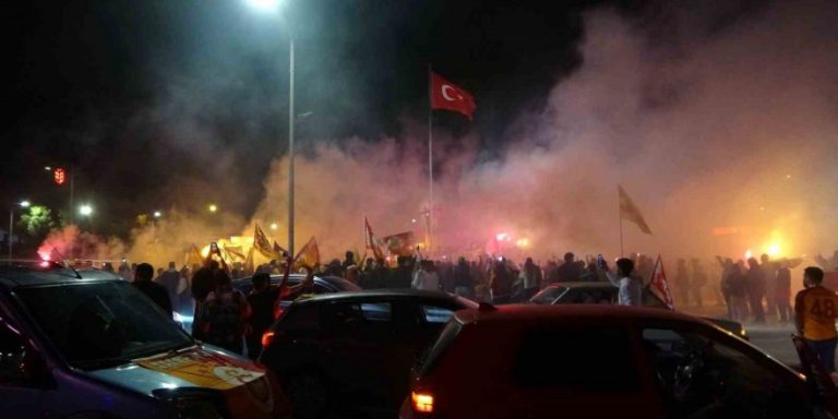 Londra’da Galatasaray taraftarları şampiyonluğu kutladı