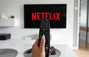 Netflix’in aldığı yeni karara göre, artık şifre paylaşmak için ek ücret ödenecek