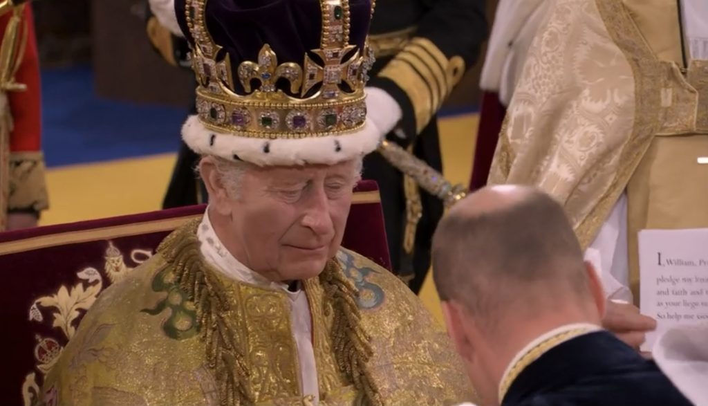 İngiltere Kralı 3. Charles, görkemli bir törenle tacını taktı