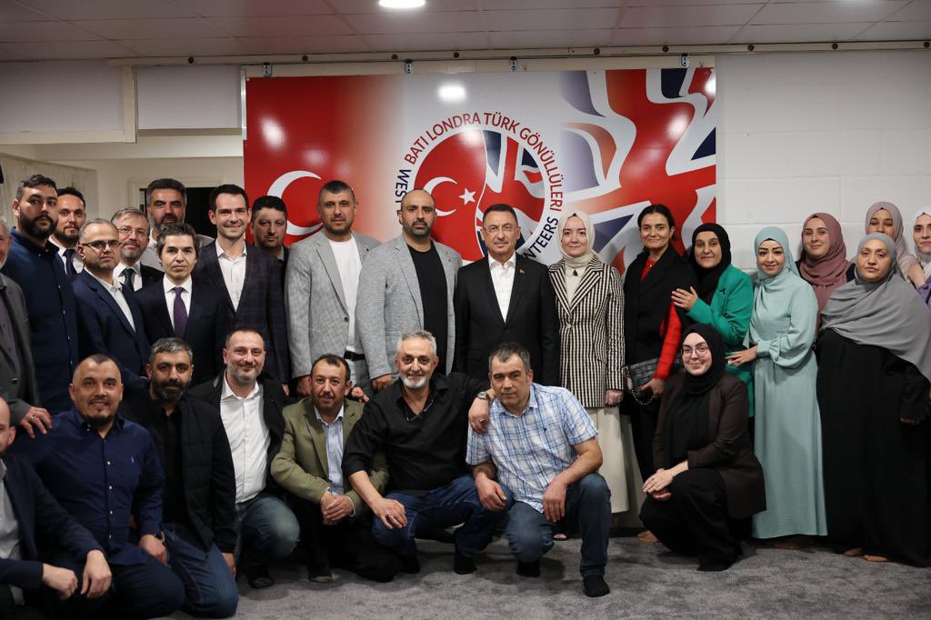TC Cumhurbaşkanı Yardımcısı Oktay, Batı Londra Türk Gönüllüleri Derneğini ziyaret etti