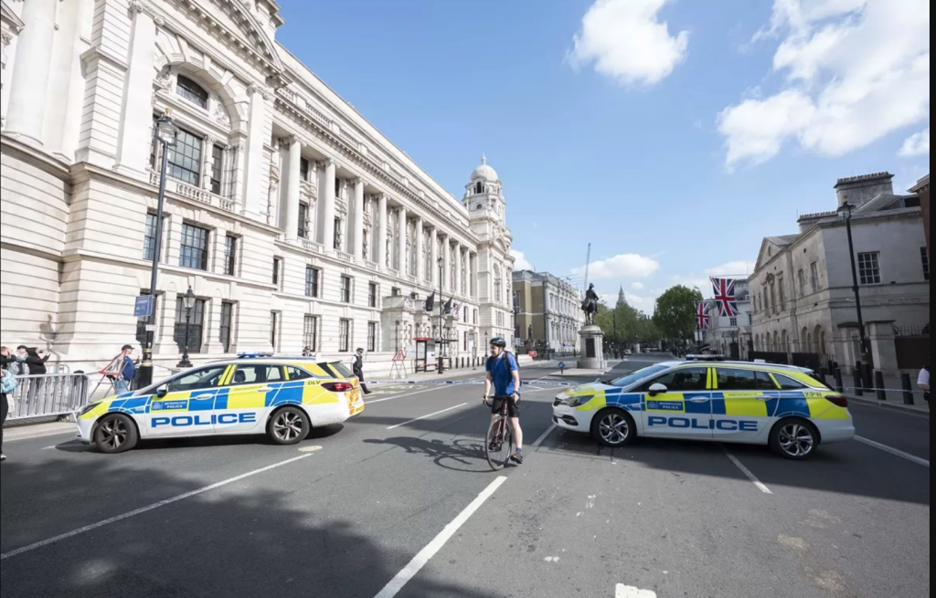 İngiltere’de aracıyla Başbakanlık binasının dışındaki kapılara çarpan kişi gözaltına alındı