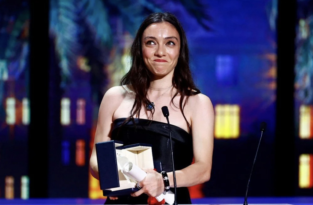 Merve Dizdar Cannes Film Festivali’nde en iyi kadın oyuncu ödülünü aldı