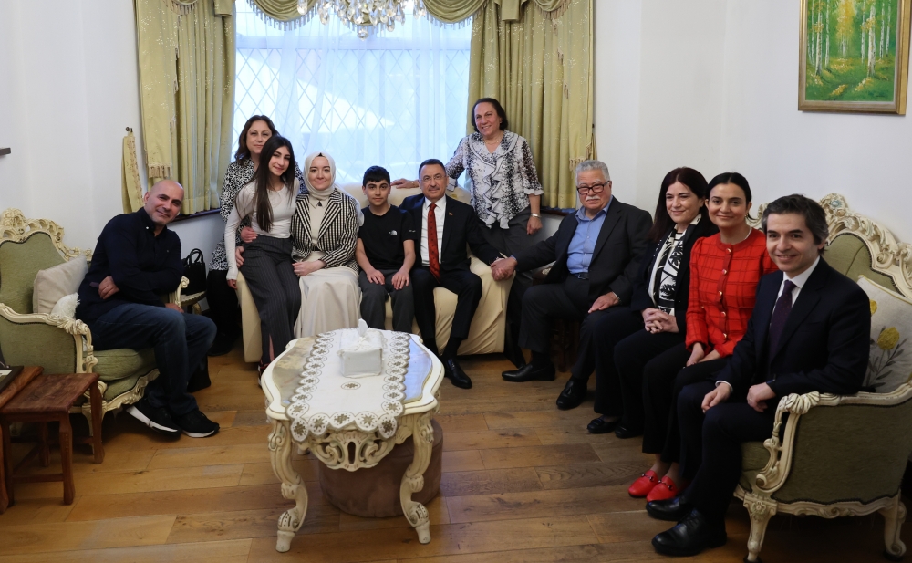 Cumhurbaşkanı Yardımcısı Oktay ve eşi Hümeyra Oktay, Londra’da Kıbrıslı Türk aileye misafir oldu