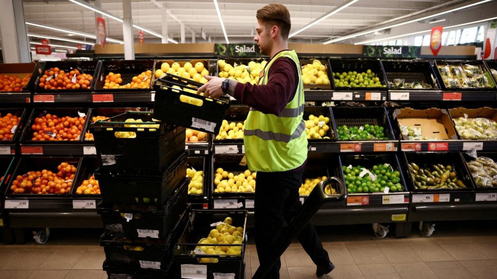 İngiltere’de marketlerden temel gıda ürünlerinin fiyatını sınırlandırmalarını istenecek