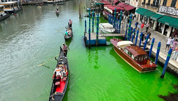 Venedik’teki ünlü Büyük Kanal’ın suyu yeşil renge döndü