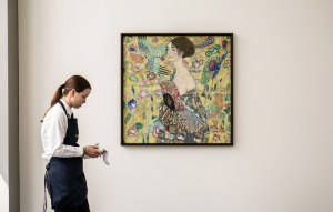 Gustav Klimt’in Yelpazeli Kadın Portresi 85.3 milyon pound’a satıldı