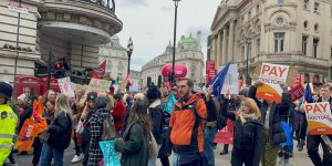 İngiltere’de binlerce öğretmen grevde