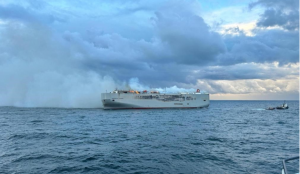 Hollanda açıklarında 3 bin araç taşıyan gemi yanıyor