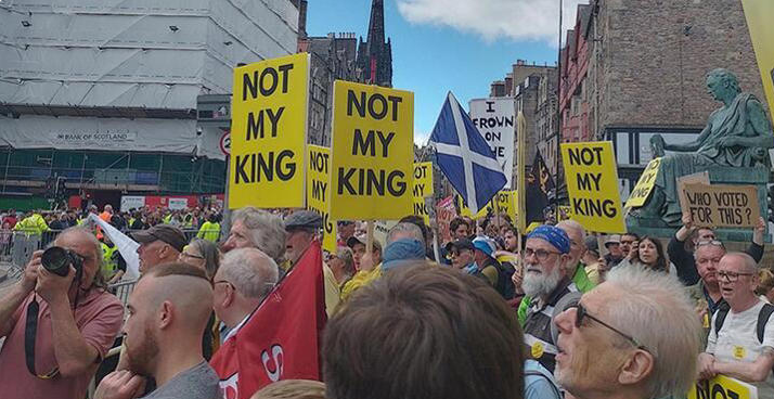 İngiltere Kralı 3. Charles’ın İskoçya ziyaretini protesto eden yüzlerce kişi sokağa döküldü