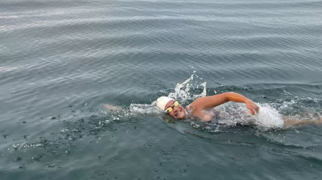 Aysu Türkoğlu Kuzey Kanalı’nı yüzerek geçen ilk Türk kadın ve en genç Türk oldu