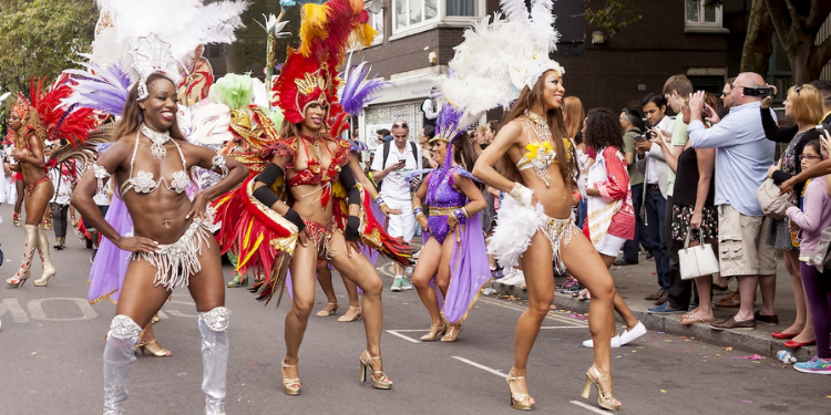 “Notting Hill Karnavalı” Londra’da 2 milyon kişinin katılımı ile gerçekleşti