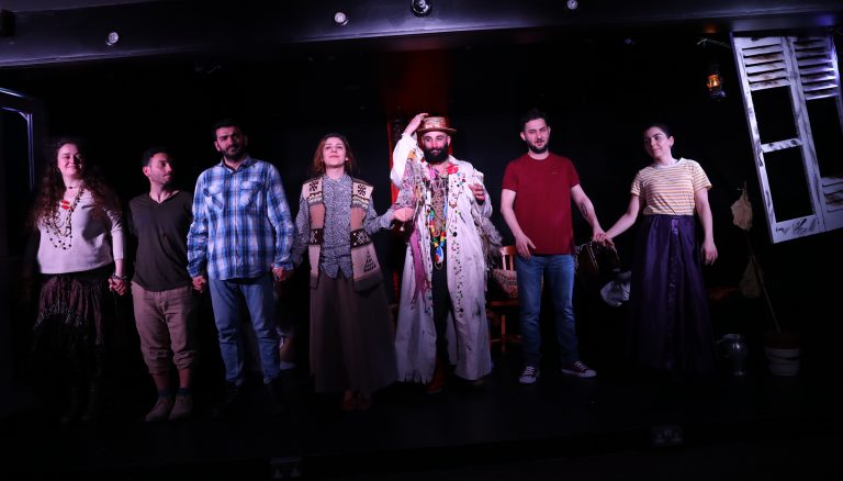 Öteki oyuncular, yeni tiyatro oyunu ‘Güneş Doğudan Batar’ ile sahneliyor