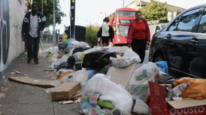 Doğu Londra’daki sokaklar çöp yığınına döndü