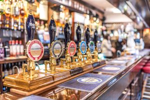 Londra’daki yüzlerce pub, bu hafta ücretsiz bira servisi yapacak