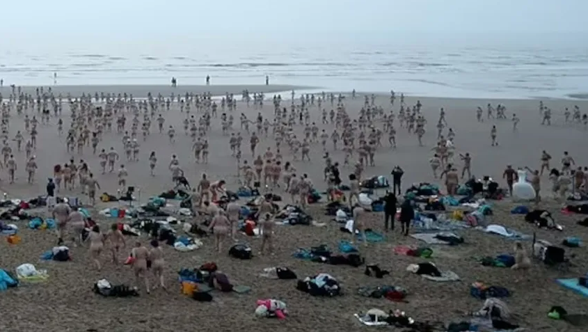 Yüzlerce kişi yardım etkinliği kapsamında denize çıplak girdi
