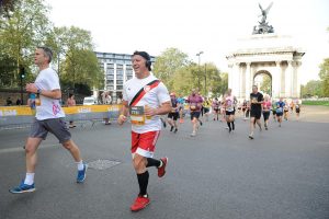 Okan Baysan, Royal Parks Yarı Maratonu’nda Kıbrıs Türk futbol formasıyla koştu