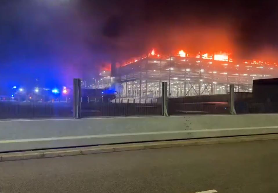 Luton havalimanında yangın: Uçuşlar durduruldu