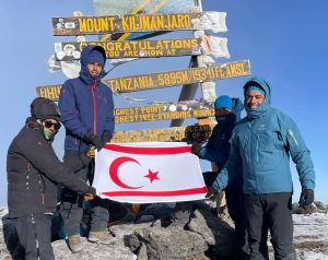 Kıbrıslı Türk dağcılar, Kilimanjaro’da KKTC bayrağını dalgalandırdı
