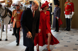 Galler Prensesi Kate Middleton, bacak dekoltesiyle Kraliyet kurallarını altüst etti
