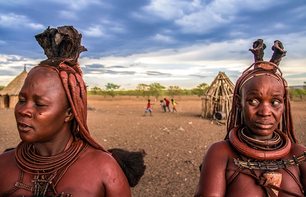 Himba kabilesinin nezaket göstergesi pes dedirtti: Erkek misafirlere eşlerini sunuyorlar
