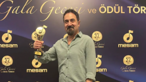 Ahmet Kaya Onur Ödülü Mikail Aslan’a verildi: ‘Ödülü varlık mücadelesi veren dillere armağan ediyorum’