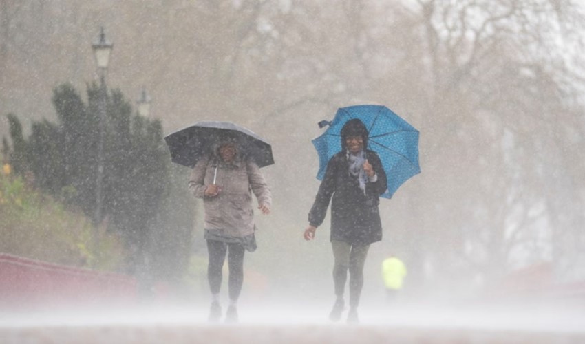 İngiltere’de şiddetli yağmur nedeniyle sarı uyarı verildi