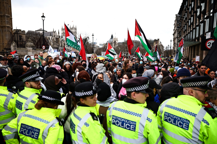 İngiliz halkı Gazze’de ateşkes çağrı için Londra’da gösteriler düzenledi