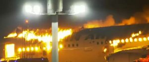 Tokyo’da pistte yanan uçakta bulunan 379 yolcu ve mürettebat tahliye edildi