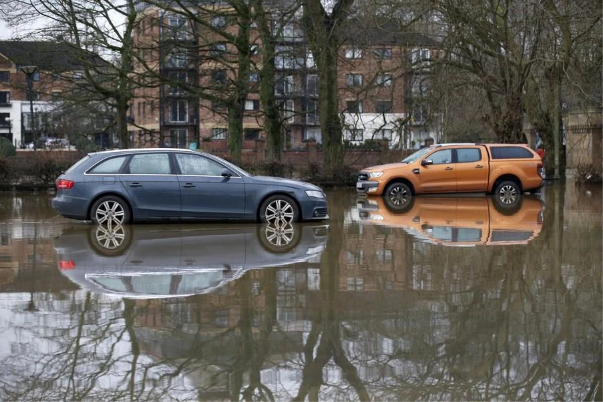İngiltere’deki şiddetli yağışlar yüzlerce evde su baskınlarına neden oldu