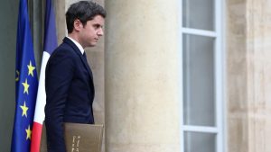 Fransa’da 34 yaşındaki Gabriel Attal ülkenin en genç başbakanı oldu