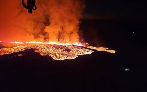 İzlanda’da yanardağ patladı, lavlar kasabadaki evlere ulaştı