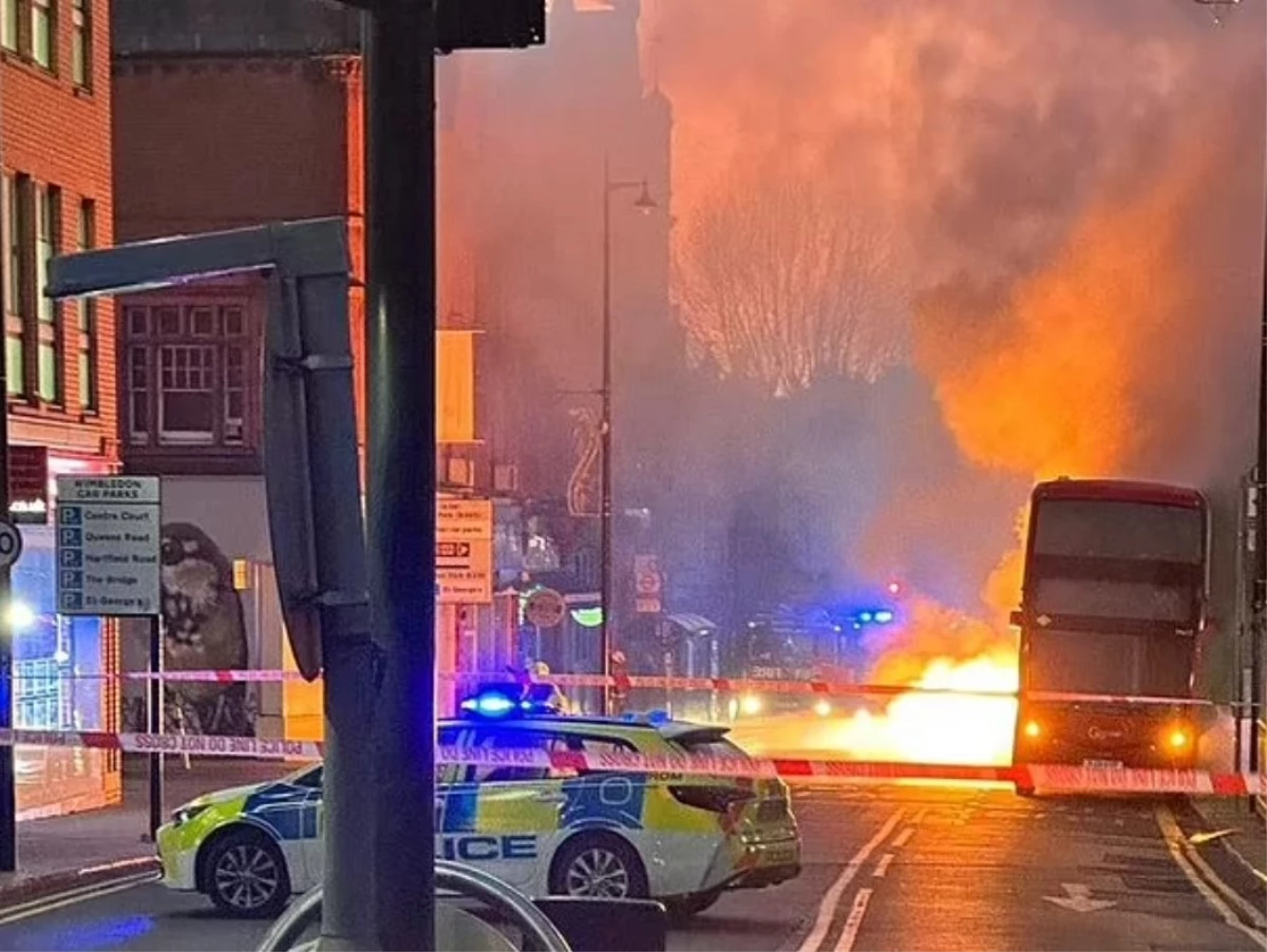 Londra’da elektrikli otobüs alev alıp patladı