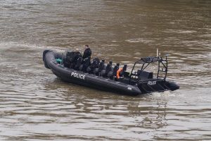 Londra polisi, asitli saldırı failininin cesedini Thames nehrinde aramaya devam ediyor