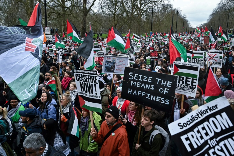 Londra’da on binlerce kişi Filistin’e destek yürüyüşüne kaıldı