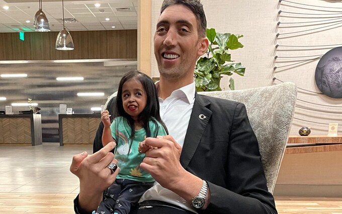 World’s tallest man reunites with the world’s shortest woman
