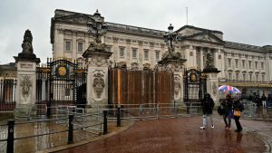 Buckingham Sarayı’nın kapısına çarptı kişi gözaltına alındı