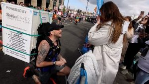 Londra Maratonu’nda sıradışı evlenme teklifi