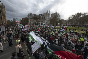 İngiltere’de binlerce kişi Filistin halkı için sokaklara döküldü