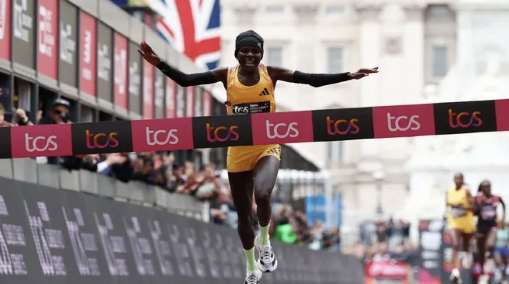 Londra Maratonu’nda Kenyalı atlet Jepchirchir’den dünya rekoru