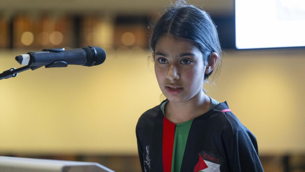 İngiltere’de 10 yaşındaki kız öğrenci, Gazzeli çocuklar için 8 bin sterlin bağış topladı