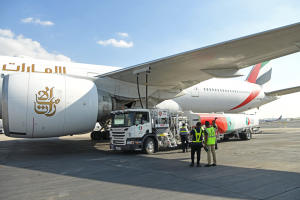 Emirates, Londra Heathrow Havalimanı’nda ‘sürdürülebilir havacılık yakıtı’ kullanmaya başlıyor